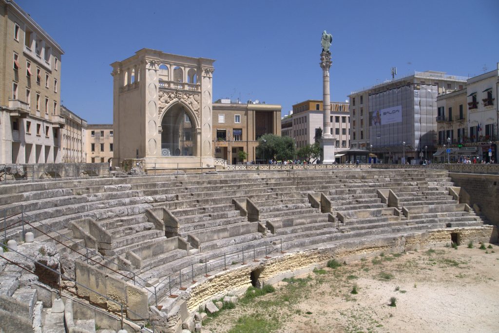 piazza sant'oronzo e anfiteatro romano