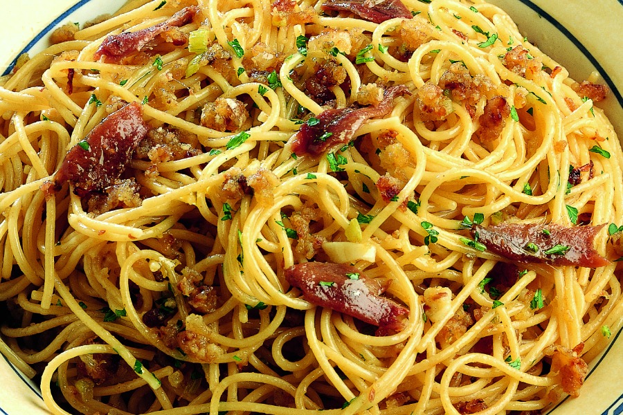 spaghetti with anchovies and breadcrumbs